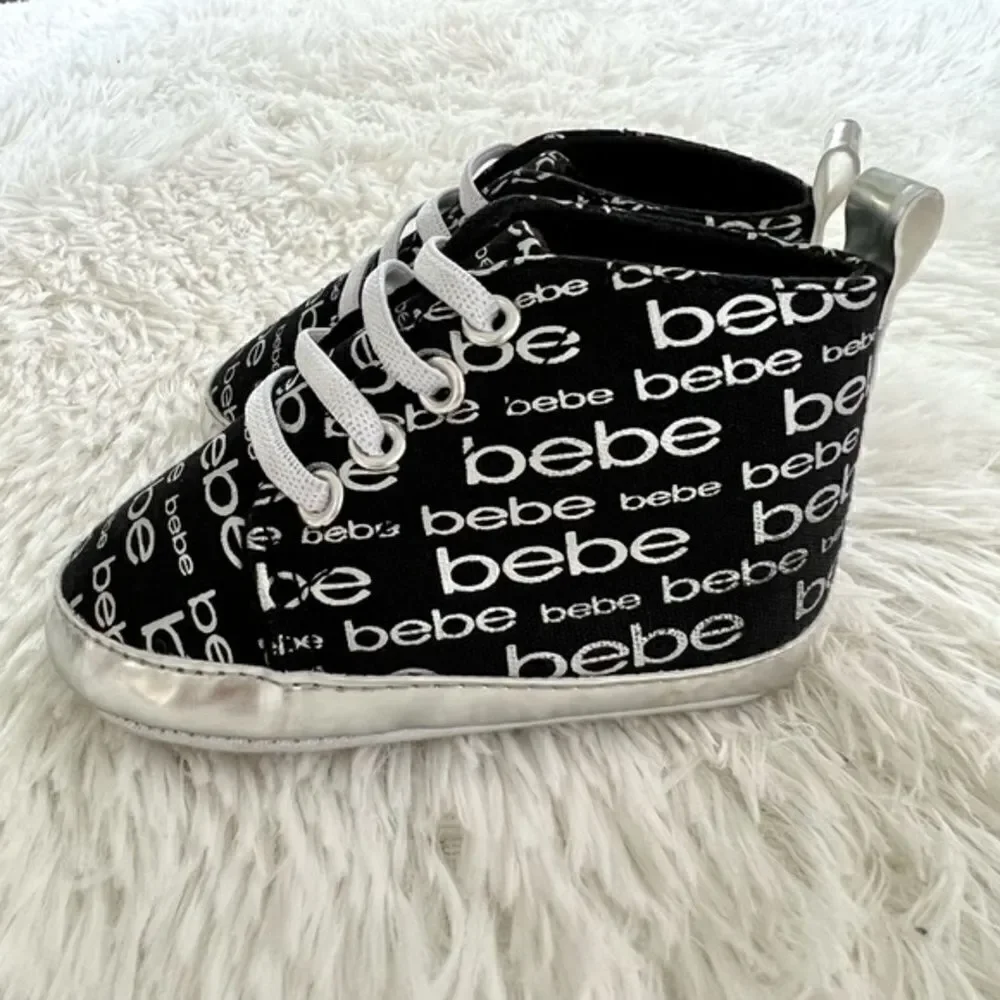 bebe Baby Crib Sneakers Size‎ 2 (3-6 months)